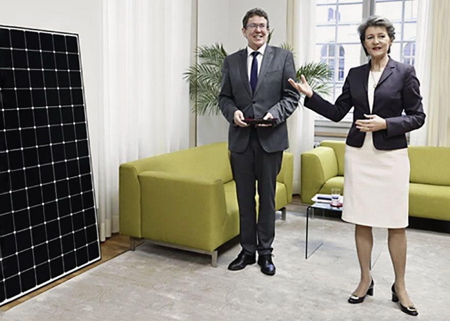 bergabe_Solarpanel_AlbertRsti_SimonettaSommaruga_bearb